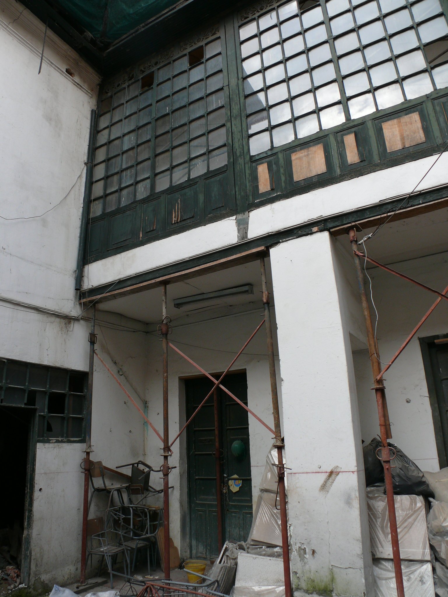 Mampara de madera y vidrio del patio antes de la restauración
