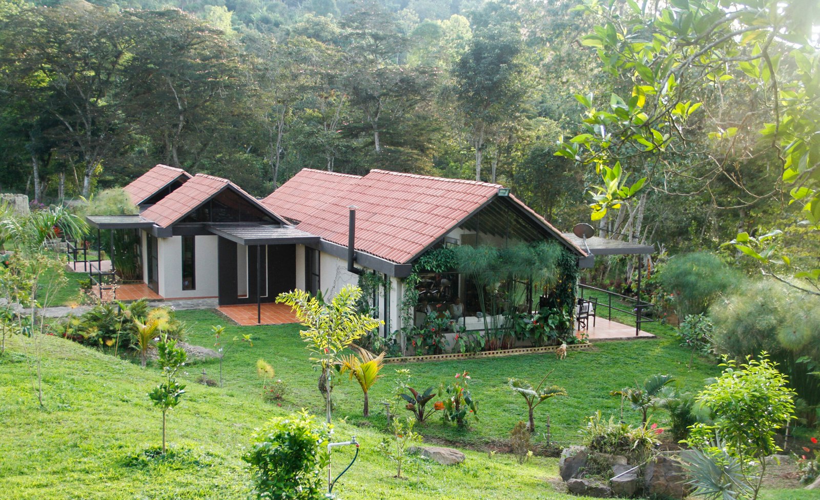 Vista general de Casa Olga Vargas, con cubiertas inclinadas y jardines