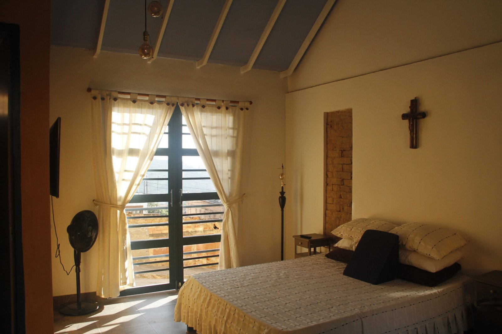 Habitación de la Casa Fredy Páez con puertas hacia el exterior