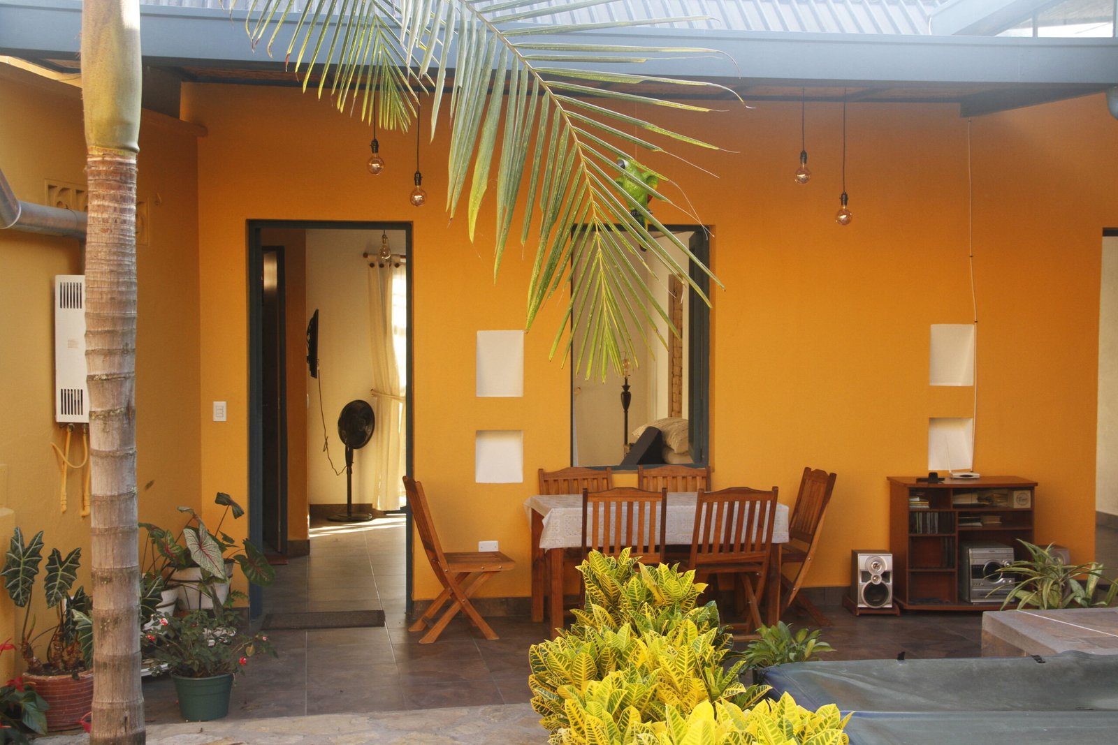 Zona de comedor abierta hacia el patio de la casa