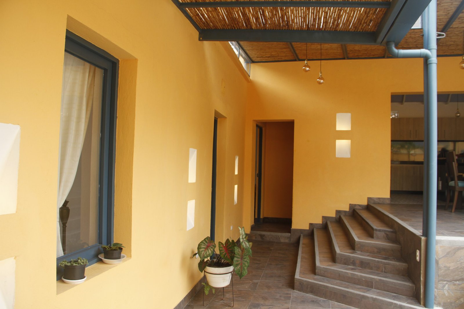 Recorrido interior junto al patio de la Casa Fredy Páez
