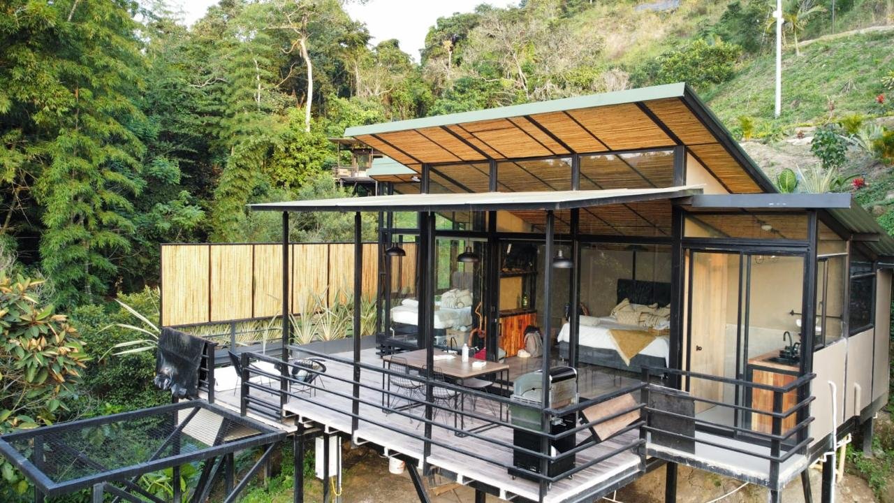Cabaña recreativa con cubierta liviana, terraza y cerramientos abiertos al paisaje en Sasaima