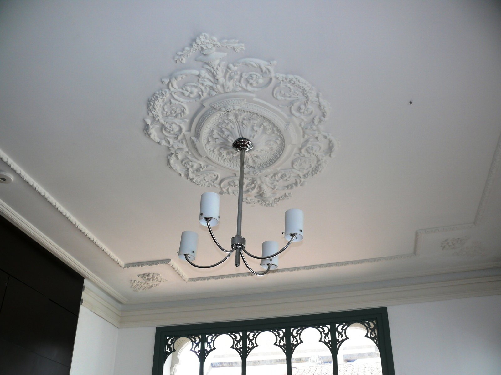 Detalle de yesería ornamental del cielo raso después de la restauración