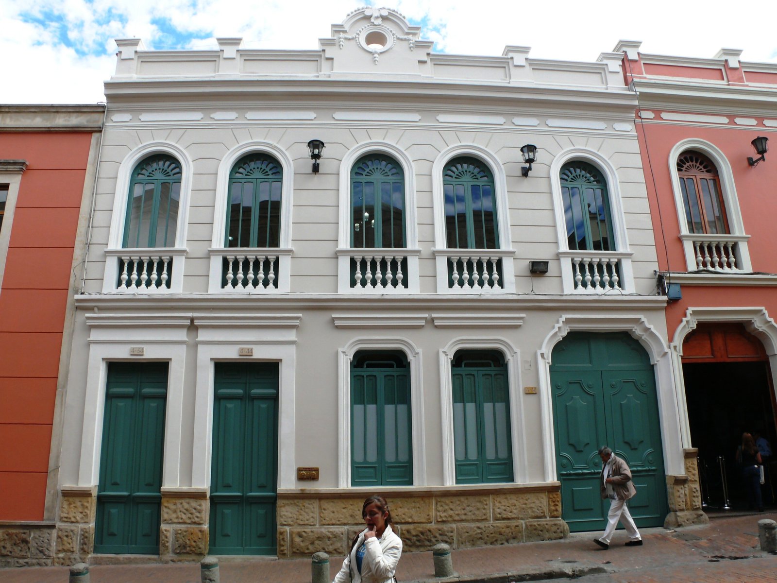 Vista completa de la fachada restaurada de la Casa Jorge Eliécer Gaitán
