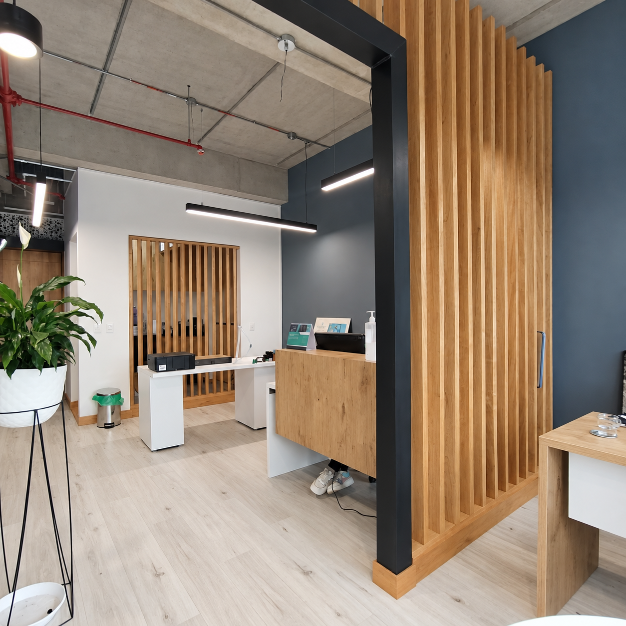 Recepción de oficina remodelada en Chía